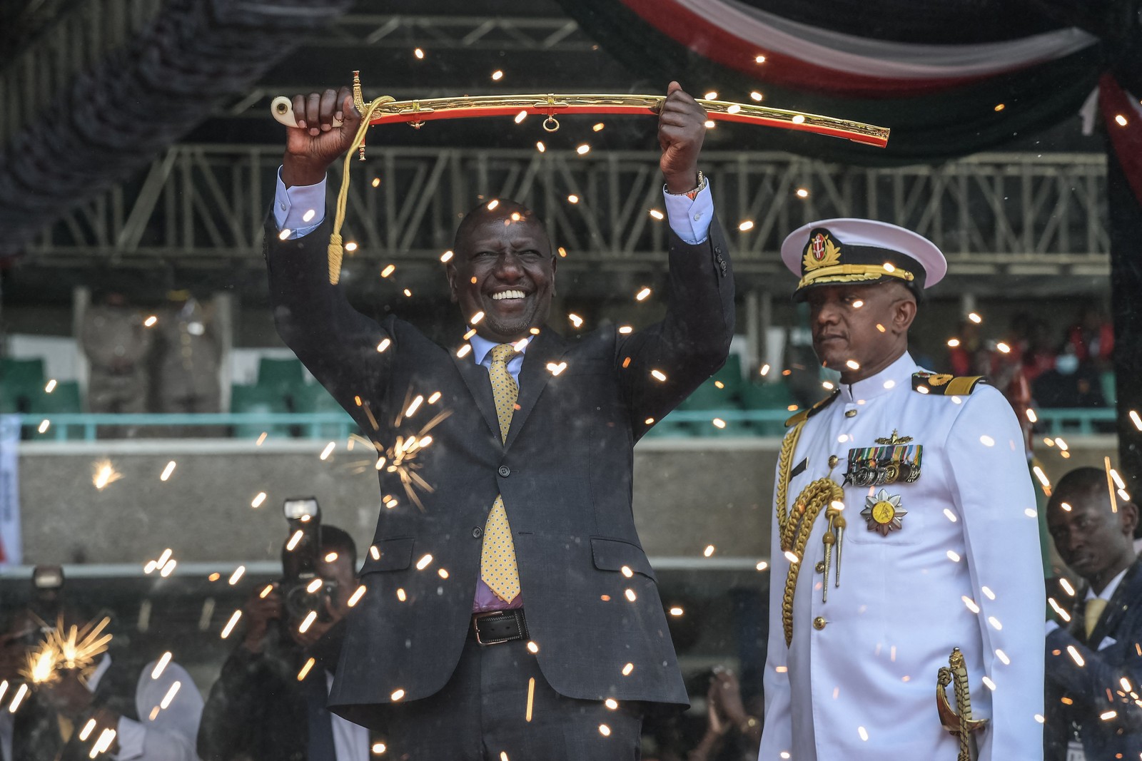 Dezenas de milhares de pessoas juntaram-se a chefes de estado regionais em um estádio lotado em Nairóbi para William Ruto, novo presidente,fazer o juramento de posse, depois de eleições acirradas no Quênia  — Foto: SIMON MAINA/AFP