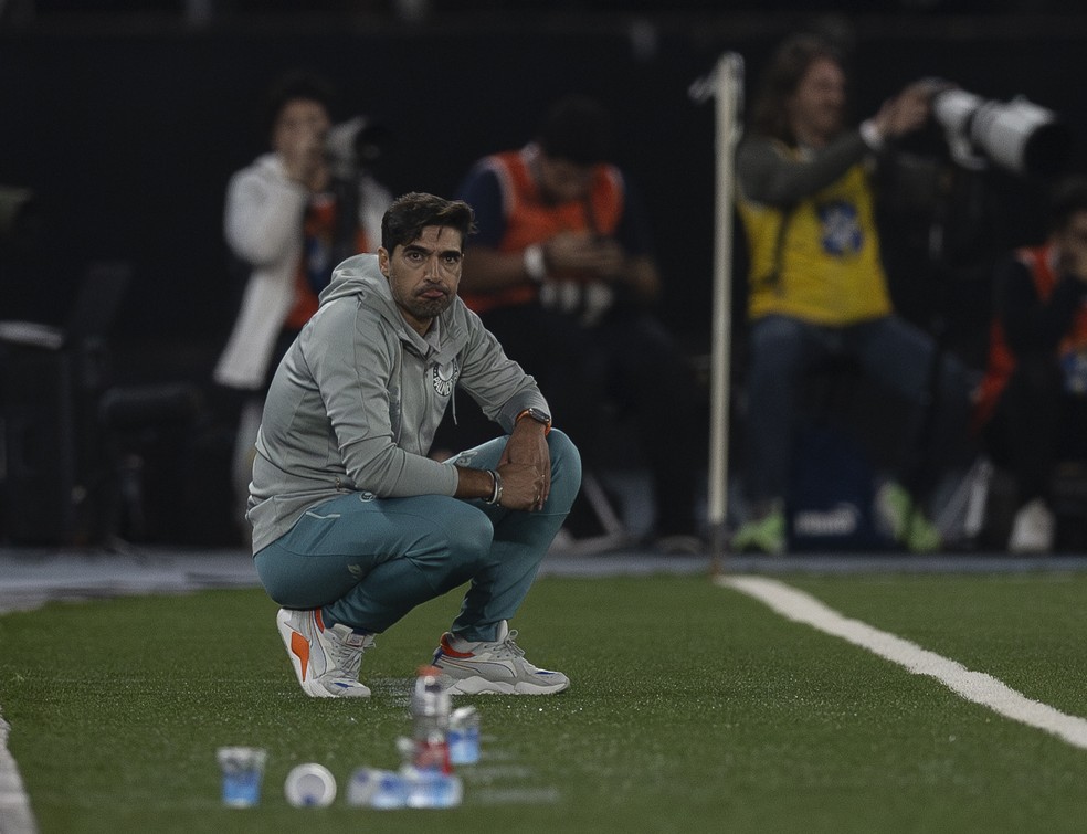 Abel Ferreira observador na derrota do Palmeiras para o Botafogo — Foto: Alexandre Cassiano/Agência O Globo