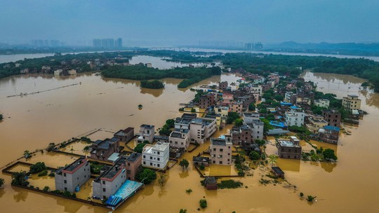 Chuvas torrenciais tiram mais de 100 mil de casa na China