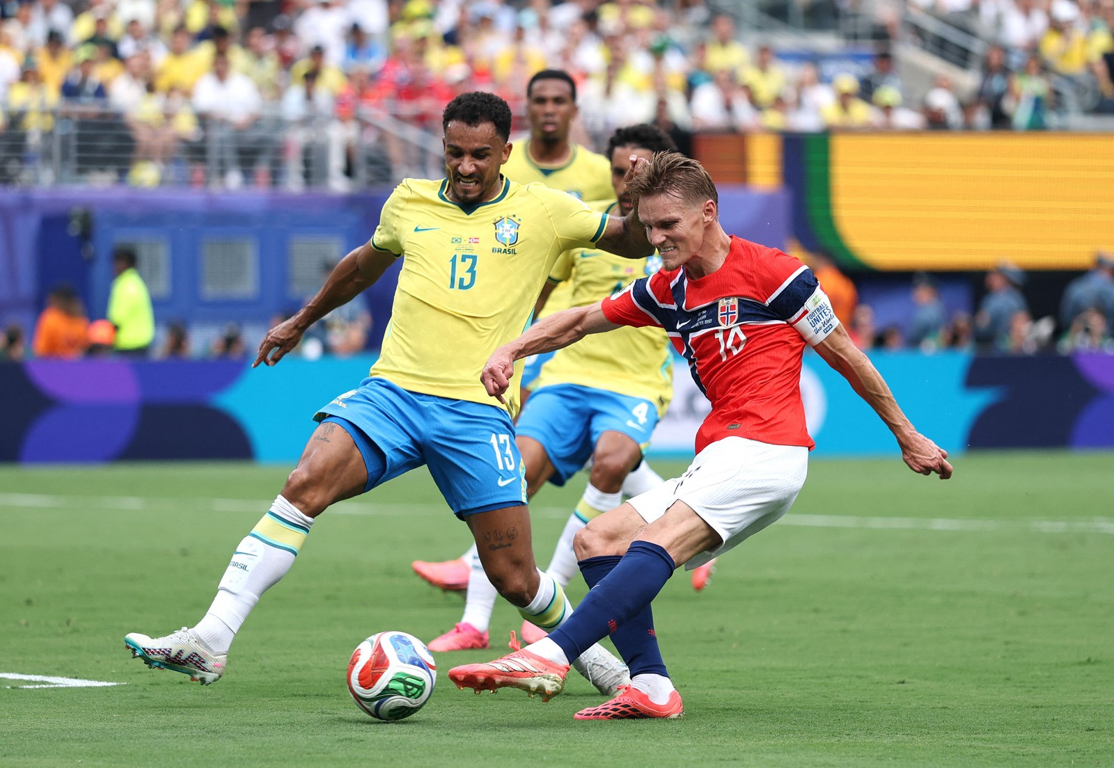 Chute de Odegaard contra o gol brasileiro — Foto: Buda Mendes/Getty Images/AFP