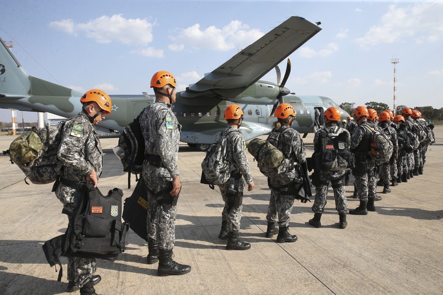 Equipe da Força Nacional que ajudou a combater incêndio na Amazônia em 2021 embarca na Base Aérea de Brasília