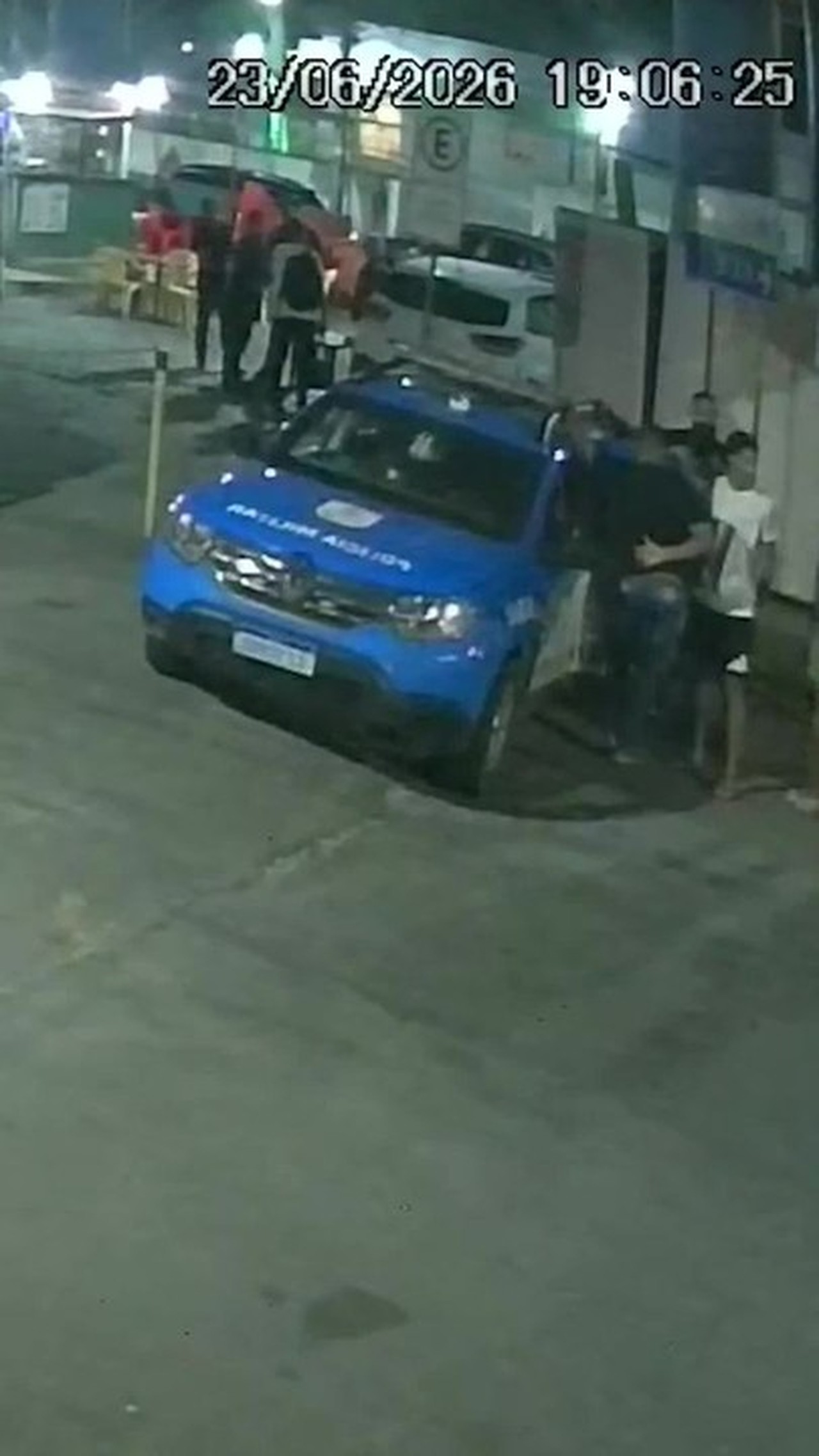 Milicians changed clothes in a police car, in front of the police station, to try to escape; policemen were removed