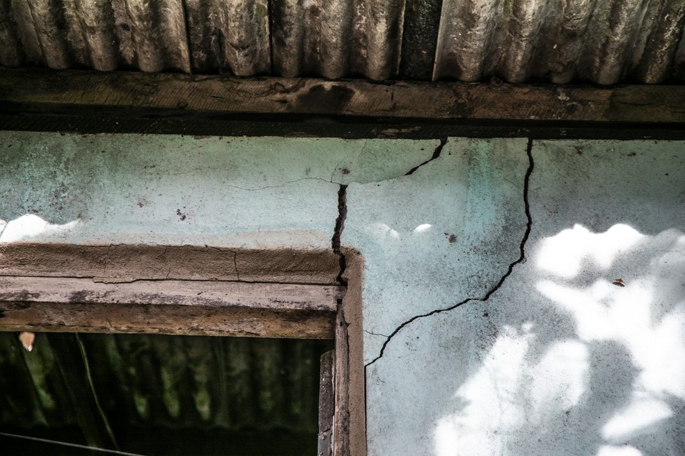 Rachaduras do alto da porta ao teto de uma das casas do Alto do Jacu — Foto: Guito Moreto/Agência O Globo