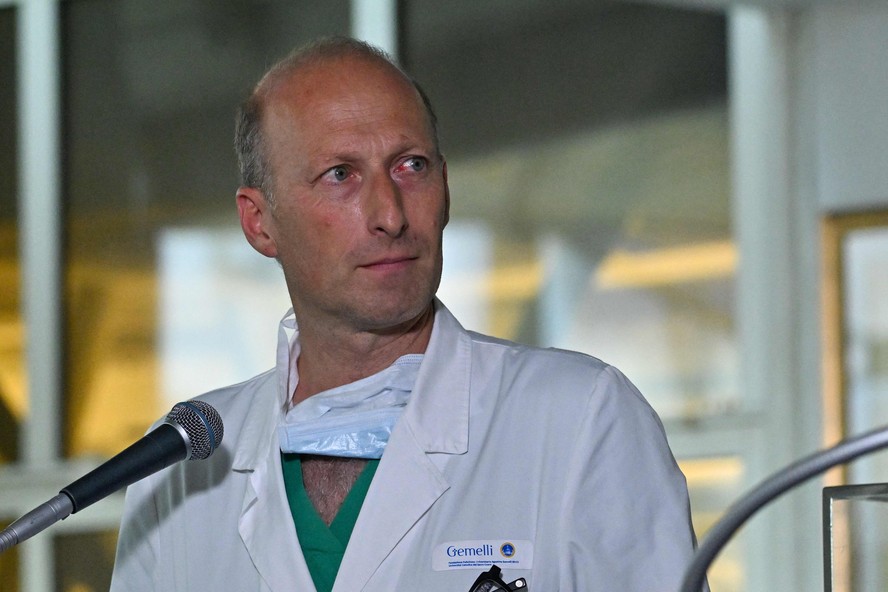 Cirurgião Sergio Alfieri fala com repórteres no hospital Gemelli, em Roma, após operar o Papa Francisco.