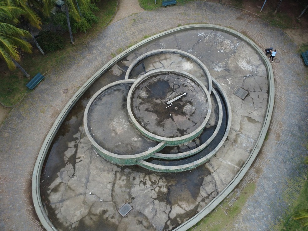 Em pastilhas. Chafariz da Praça do Pomar, na Barra da Tijuca: sujeira — Foto: Custodio Coimbra