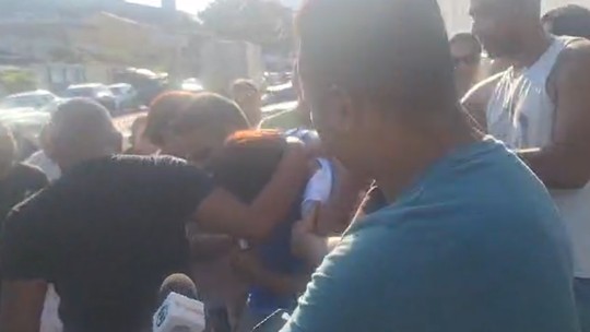 Mulher que levou tio morto à agência bancária saiu do presídio nesta tarde e foi abraçada por parentes