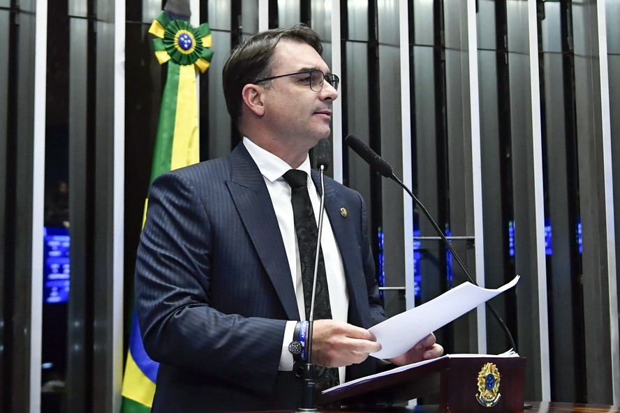 Especial! Flávio Bolsonaro fala da relação do pai com os filhos, Brasil