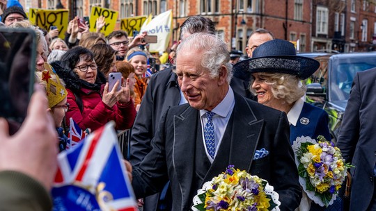 Charles III apoia investigar papel da monarquia britânica na escravidão