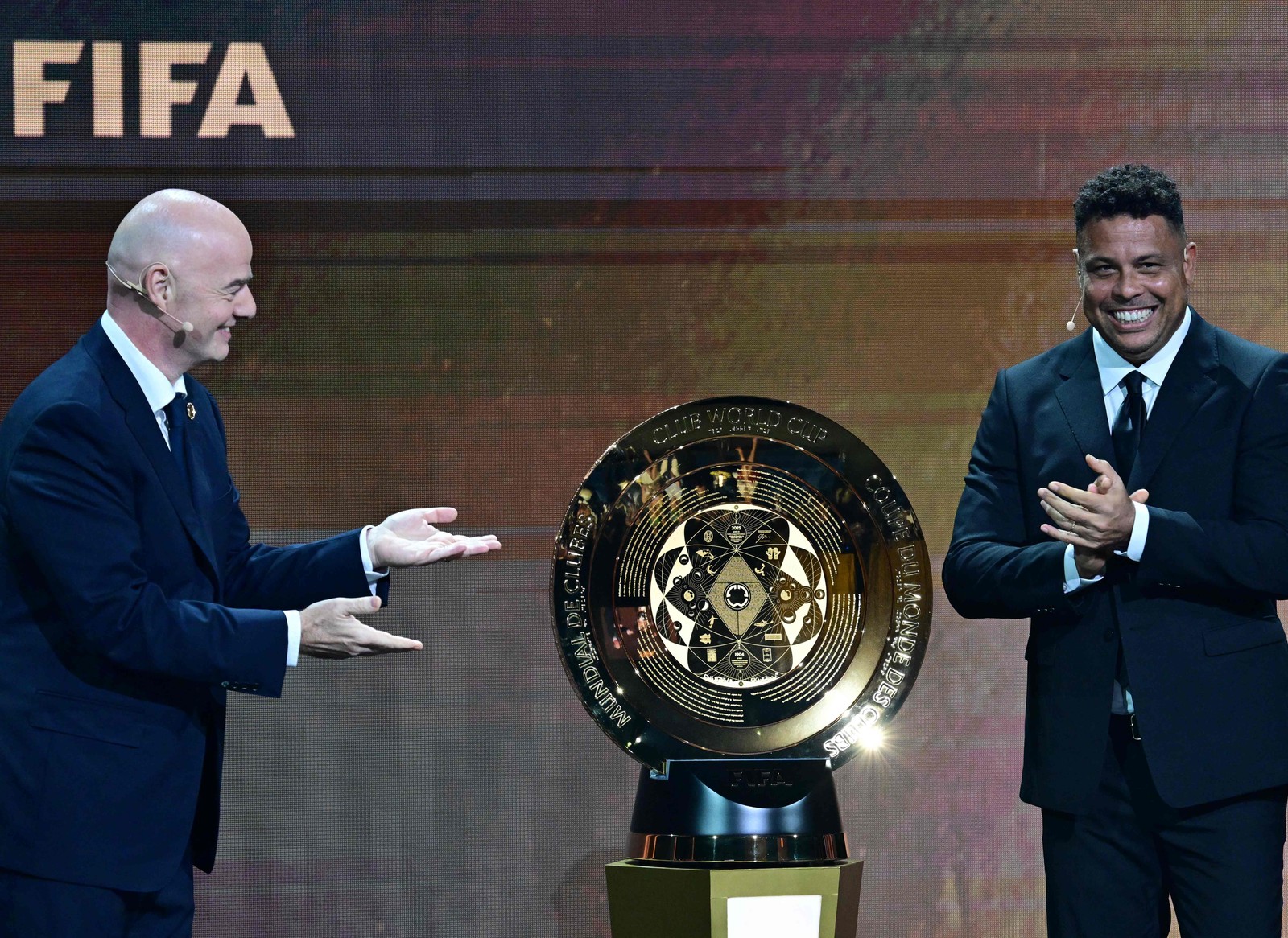 Troféu do Mundial de Clubes da Fifa — Foto: Giorgio VIERA / AFP