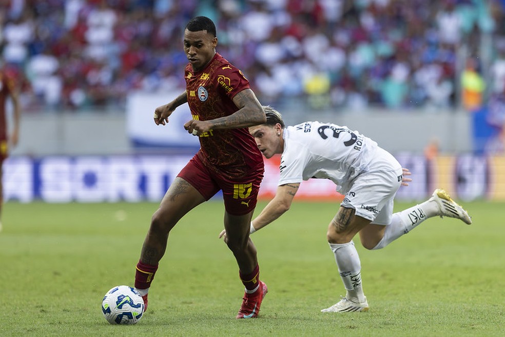Jean Lucas em ação pelo Bahia, contra o Santos, sob olhares de Ancelotti — Foto: Divulgação