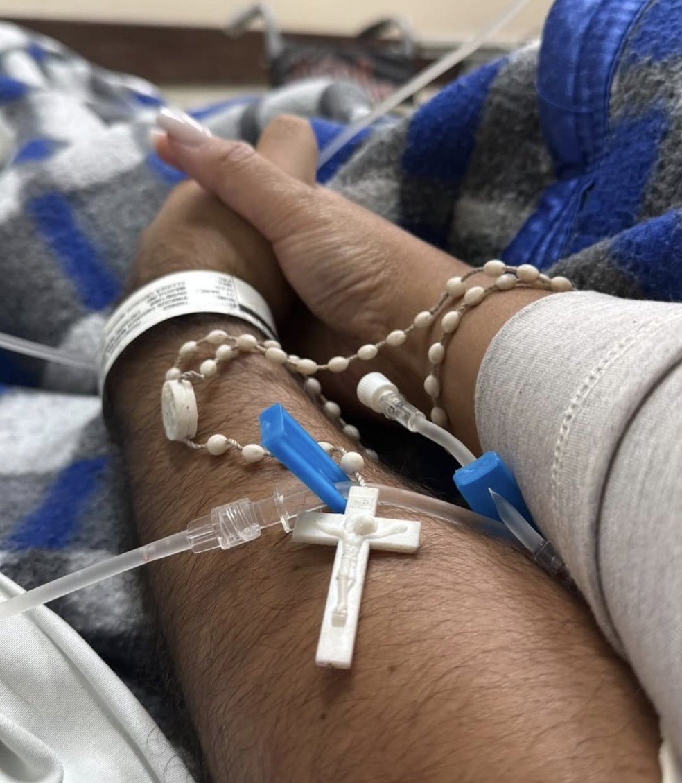 Poliana dá apoio ao marido internado no Hospital Souza Aguiar — Foto: Reprodução redes sociais