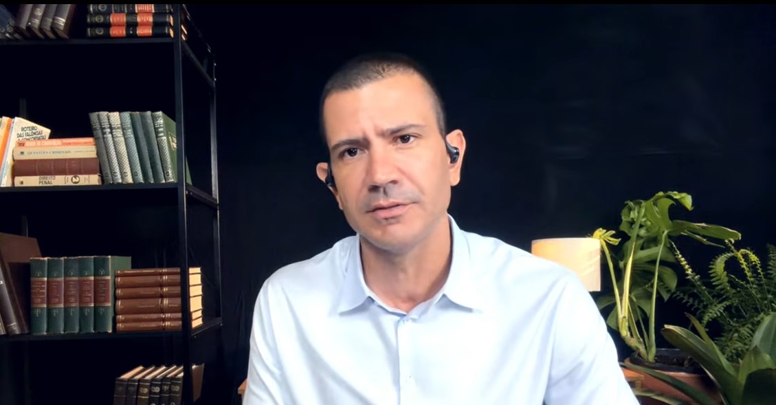 Douglas Ruas muda tom em entrevista, ataca ‘pessoal da esquerda’ e ‘galera dos direitos humanos’ e critica Lula - QTU Questões do Universo