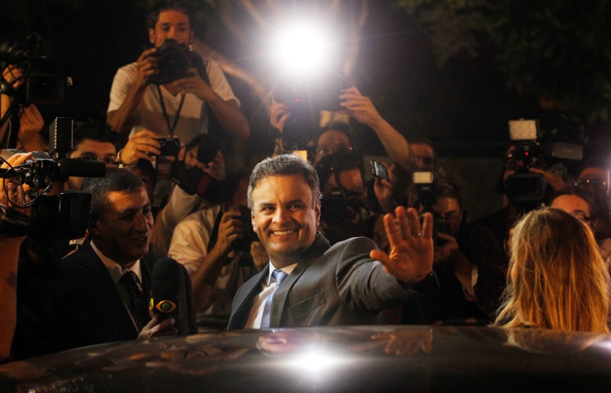 Após quatro décadas de mandatos consecutivos, Aécio Neves anuncia que não disputará as eleições