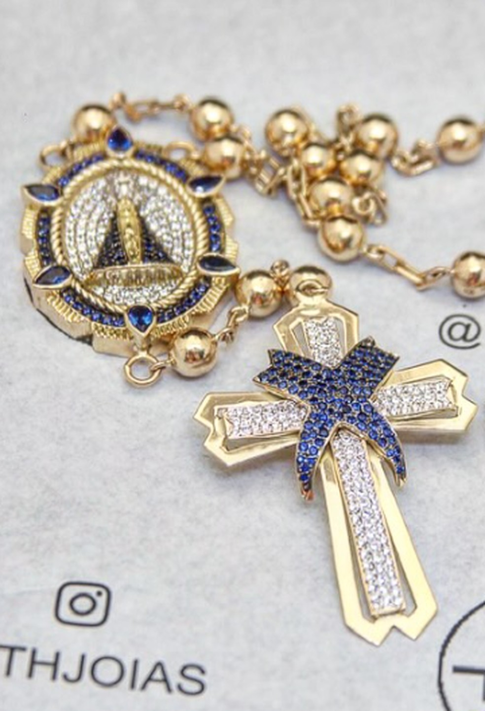 Ouro e diamantes. Colares com figuras religiosas feitos pela joalheria TH Jóias — Foto: Reprodução