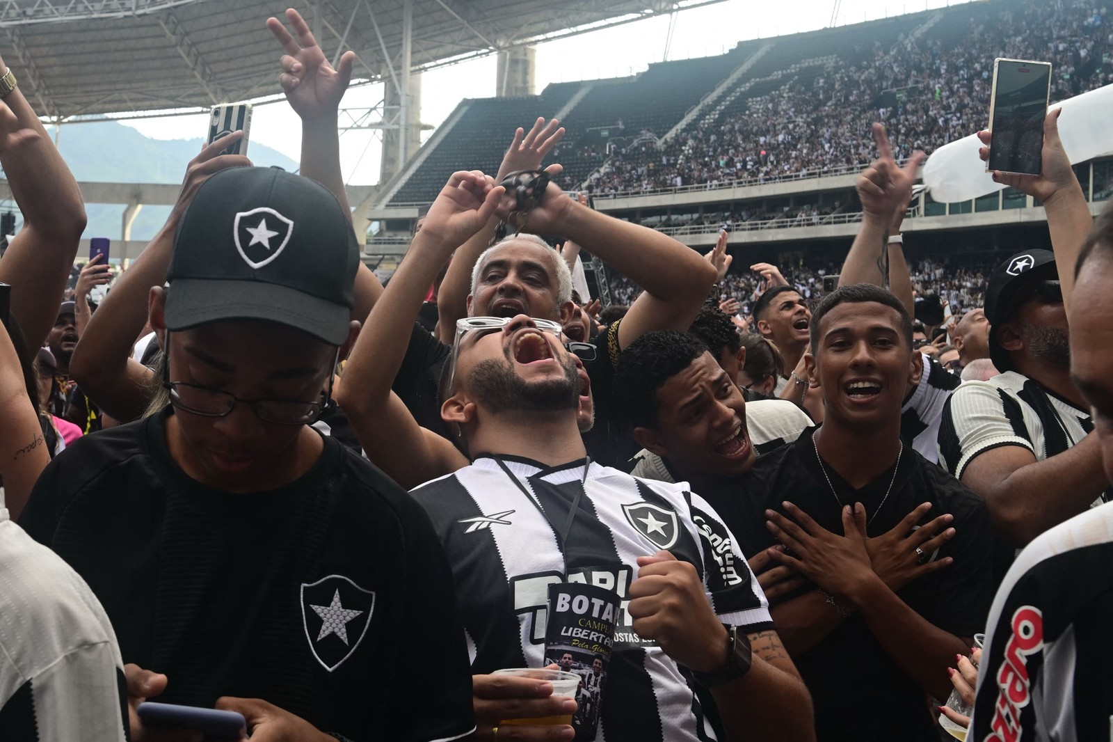 Torcedores do Botafogo vibram no Nilton Santos — Foto: Pablo PORCIUNCULA / AFP