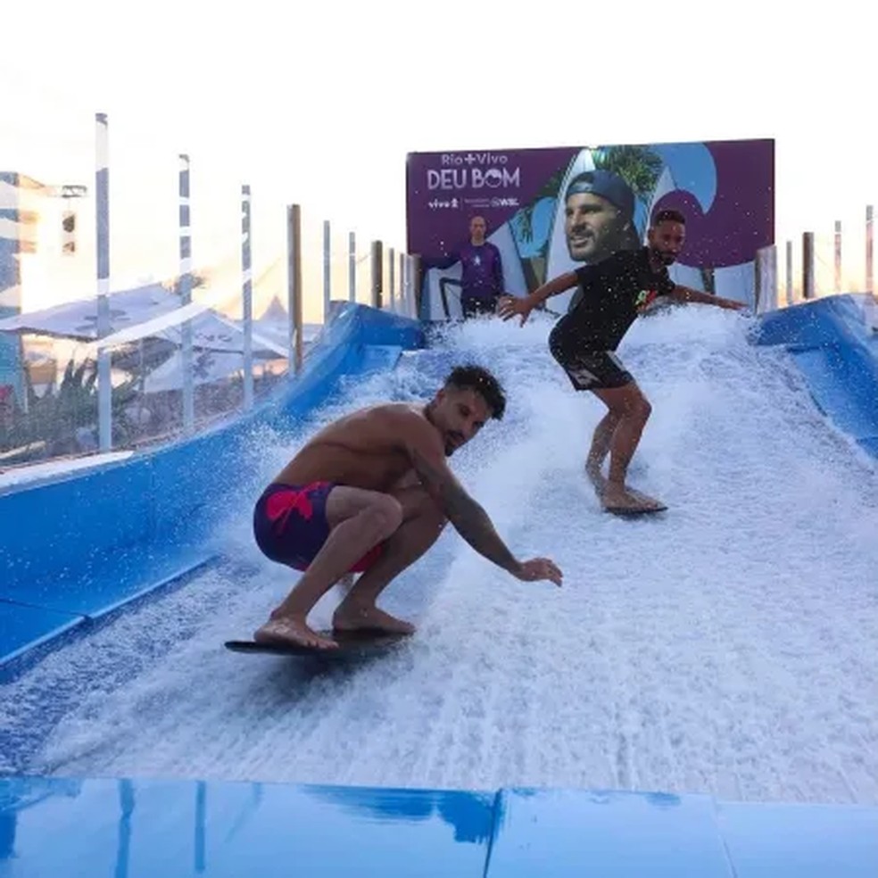 Matheus Cunha e Ítalo Ferreira se divertem em piscina de ondas artificiais — Foto: Reprodução