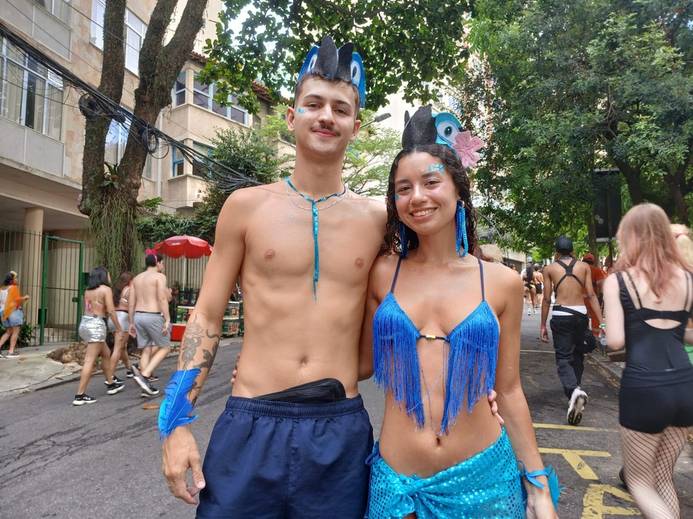 Casal fantasiado das araras Blue e Jade do filme Rio no bloco Laranjada — Foto: Patrick Chaia
