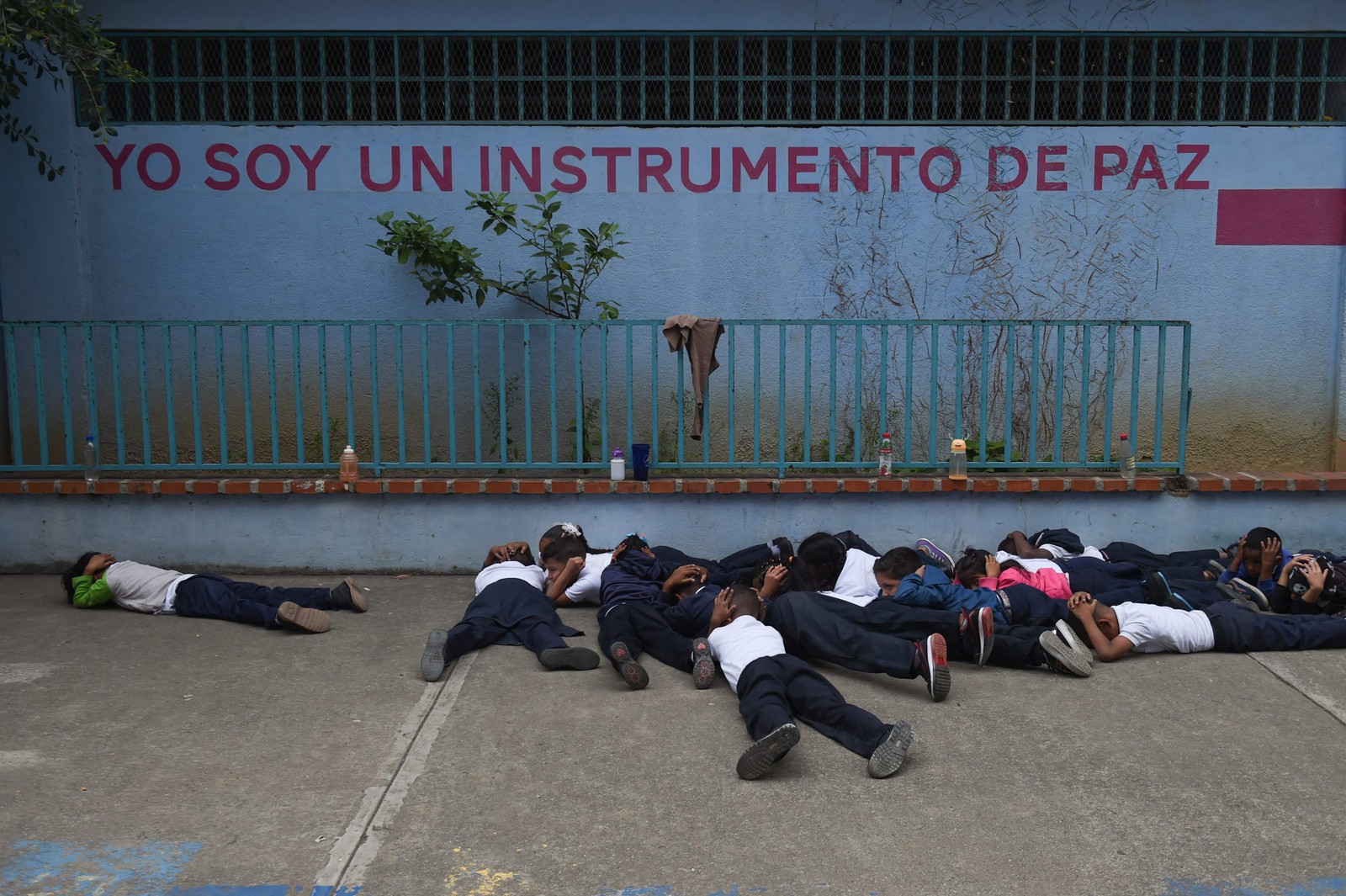 Crianças de bairros violentos da Venezuela passam por treinamento para lidar com tiroteios, em Caracas — Foto: MIGUEL ZAMBRANO/AFP