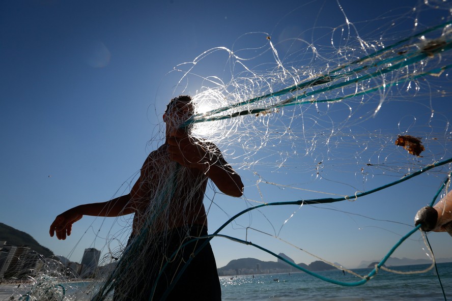 Cabelos: um vilão quase invisível assombra os pescadores de Copacabana,  revela estudo inédito