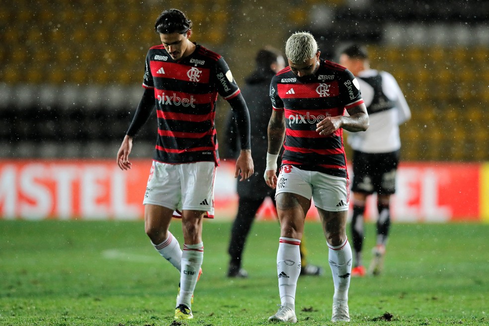 Jogadores do Flamengo saem de campo cabisbaixos após derrota do rubro-negro para o Palestino pela Libertadores — Foto: Javier TORRES / AFP