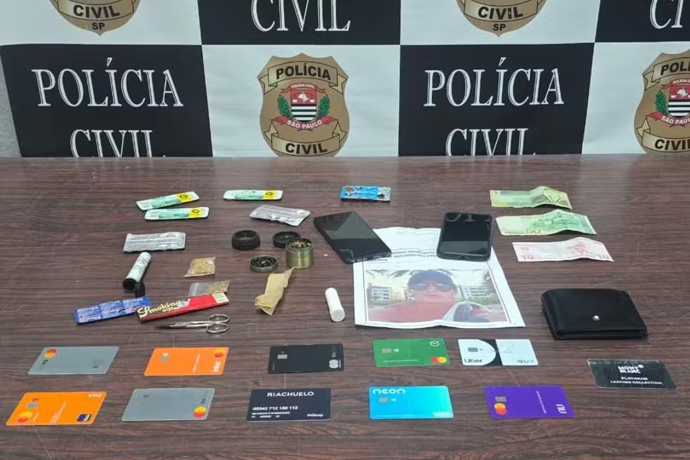 Polícia apreendeu cartões, celulares e outros itens encontrados com Matheus Machado — Foto: Divulgação/Polícia Civil
