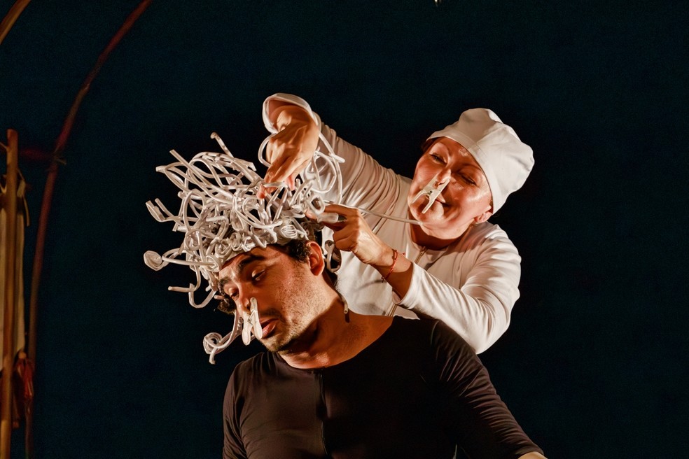 "Desassossego", da Pequena Companhia de Teatro (em cena, os atores Jeyzon Leonardo e Luciana Duarte) — Foto: Divulgação/Mar Pereira