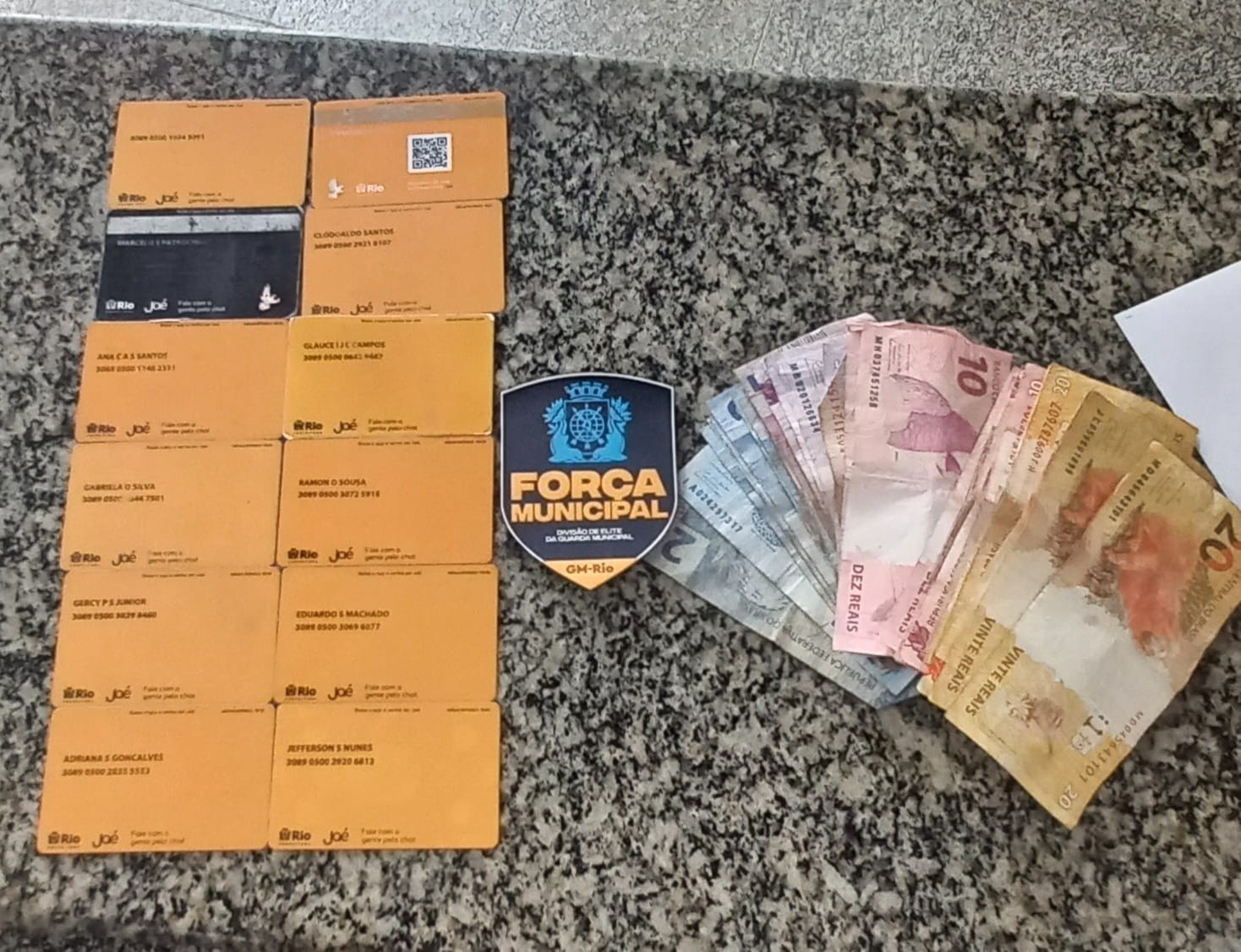 Guarda Municipal prende homem com 12 cartões JAÉ e tornozeleira eletrônica desligada no Centro do Rio