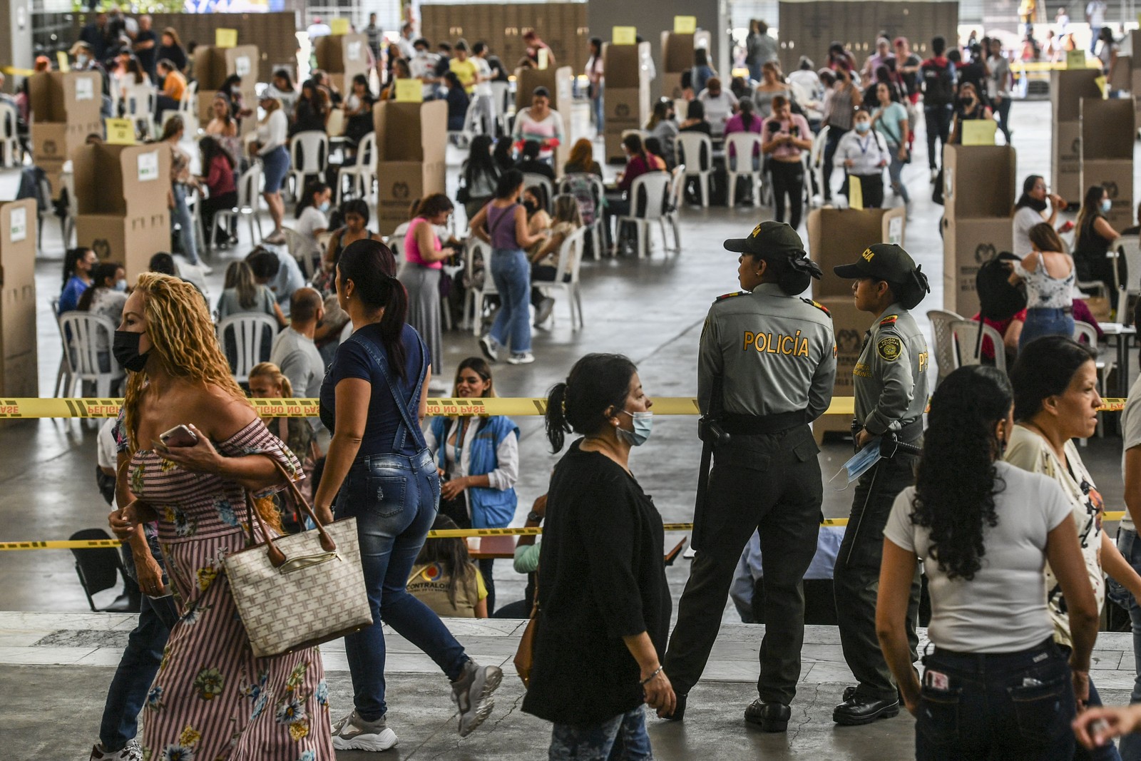 Pessoas em local de votação em Medellín, na Colômbia, durante as eleições presidenciais. Os colombianos começaram a votar neste domingo (29) em um primeiro turno das eleições presidenciais, com um esquerdista pronto para a vitória pela primeira vez na história conturbada do país.  — Foto: JOAQUIN SARMIENTO / AFP