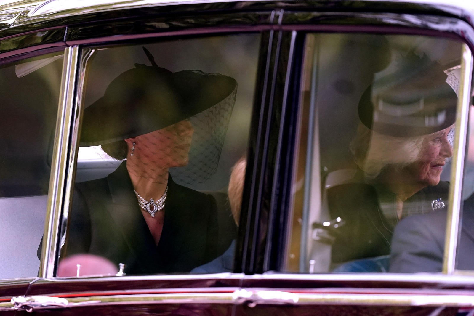 Katharine, a Duquesa de Kent, e Camilla, rainha consorte, chegam à Abadia de Westminster, em Londres — Foto: Mike Egerton / AFP