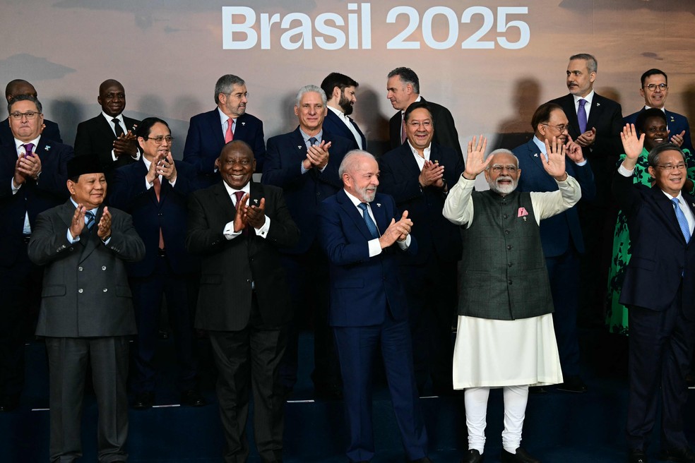 Heads of state and government of the BRICS, as well as associated countries, before a plenary session during a meeting in Rio de Janeiro — Photo: Pablo PORCIUNCULA / AFP