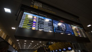 Passageiros enfrentaram série de cancelamentos em Congonhas, São Paulo, nesta segunda-feira (10) — Foto: Maria Isabel Oliveira/Agência O Globo