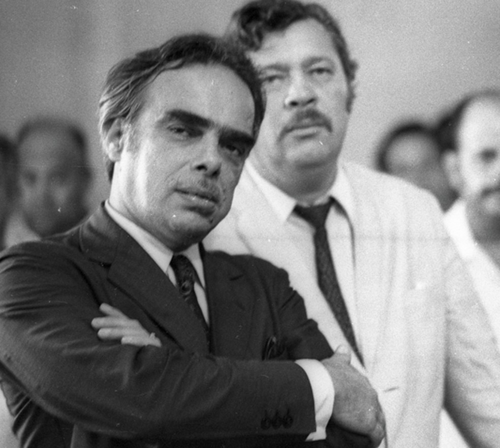O advogado Leopoldo Heitor (de braços cruzados) acusado do homicídio de Dana de Teffé — Foto: Luiz Pinto/Agência Globo