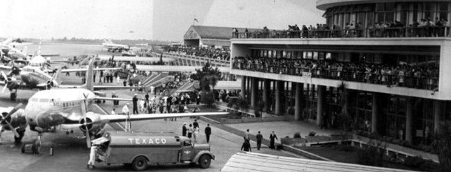 O Aeroporto de Congonhas foi inaugurado em  meados de 1930 e está localizado na zona sul de São Paulo. Na foto de 1958, movimentação de passageiros e aeronaves  — Arquivo/Agência O Globo