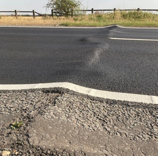 Forte calor derreteu o asfalto e formou uma grande protuberância na pista da rodovia A14, no Condado de Cambridge, Inglaterra,  — Foto: Divulgação/Polícia de Cambridgeshire