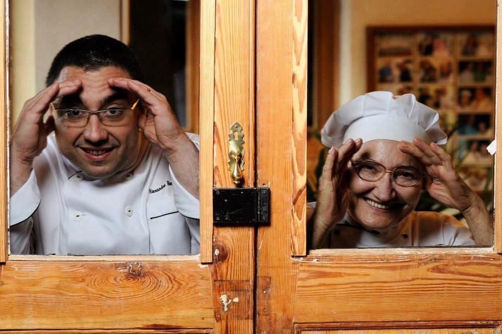 O Chef Alexandre Henriques e sua mãe, a portuguesa Dona Henriqueta, também chef. — Foto: Divulgação