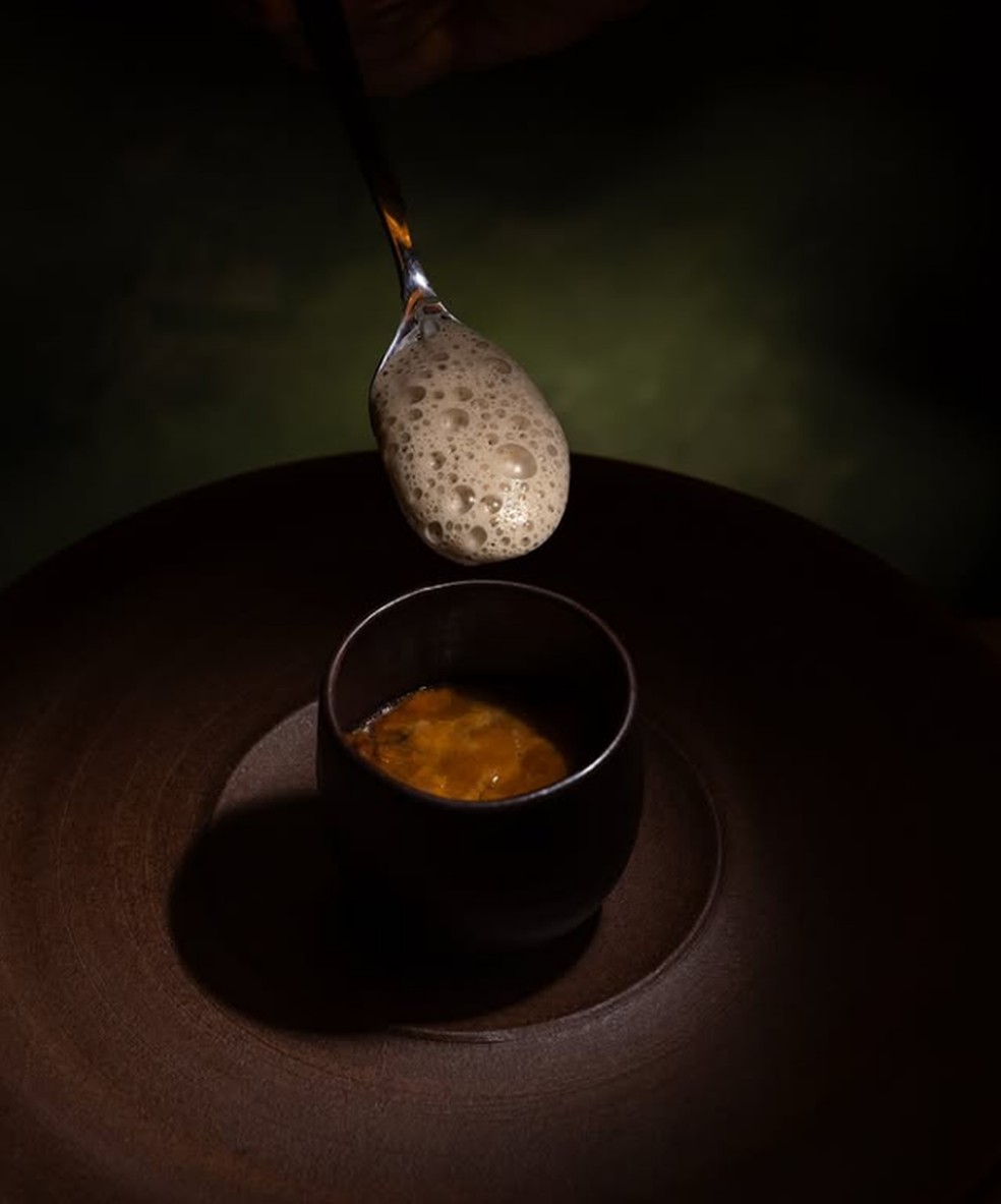 Pudim de ovo com ouriço e cogumelos, do Madame Olympe — Foto: Divulgação/Tomas Rangel