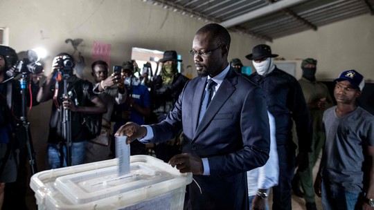 Coalizão de governo e oposição reivindicam vitória nas legislativas do Senegal