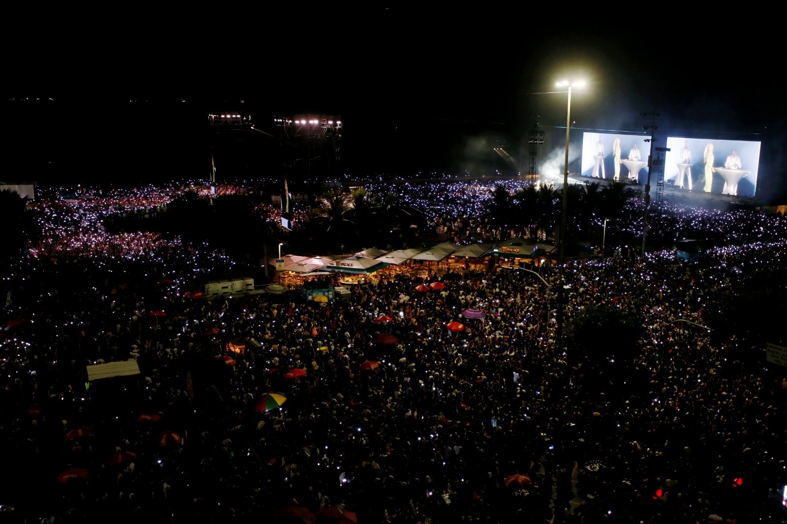Multidão acompanha show de Shakira em Copacabana — Foto: Marcelo Theobald