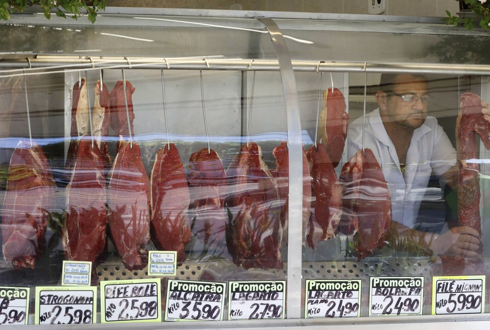 Açougue no Rio de Janeiro: carnes têm contribuído com a inflação — Foto: Domingos Peixoto / Agência O Globo