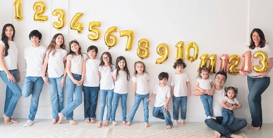 Mariana, grávida do 13º filho, e Carlos: rotina intensa, organização em turnos e estratégias para garantir atenção individual; no Natal, amigo-oculto e presentes compartilhados