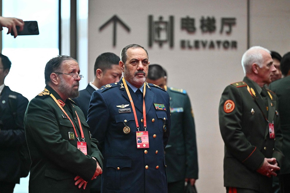 O ministro de Defesa do Irã, Amir Nasirzadeh (ao centro), na cúpula da Organização de Cooperação de Xangai (OCX), em Qingdao — Foto: Pedro Pardo / AFP