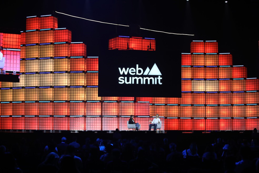 Peter Fernandez, chairman executivo da Mombak, conversa com Ana Lankes, chefe da sucursal Brasil da revista britânica The Economist, no Web Summit Rio — Foto: Lucas Tavares/Especial para O Globo