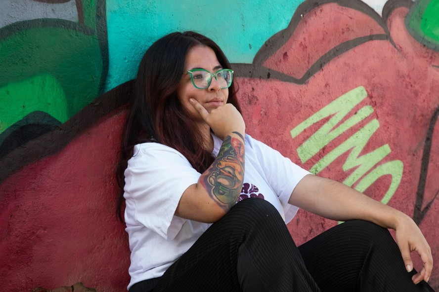 A artista Caroline Leal, a Carol Fror, de 26 anos: 'Faço o meu grafite para tentar levantar uma grana, tem momentos de respiro. No dia a dia a sensação é a de que estou apenas sobrevivendo'