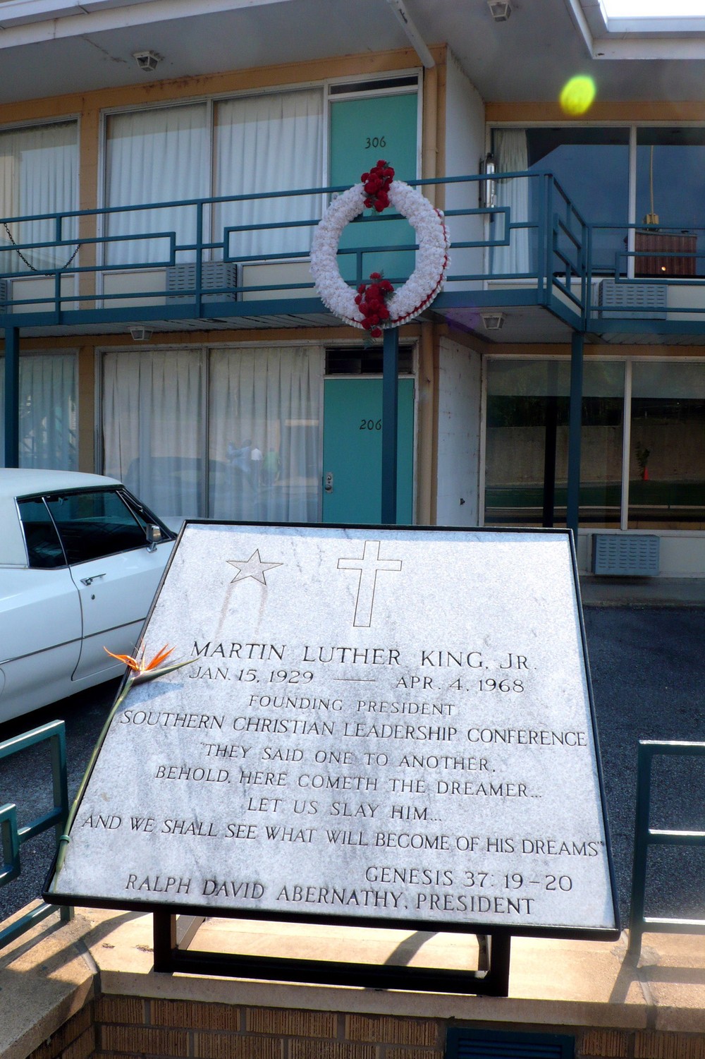 Nike cria polêmica com tênis inspirado em hotel onde Martin Luther King ...