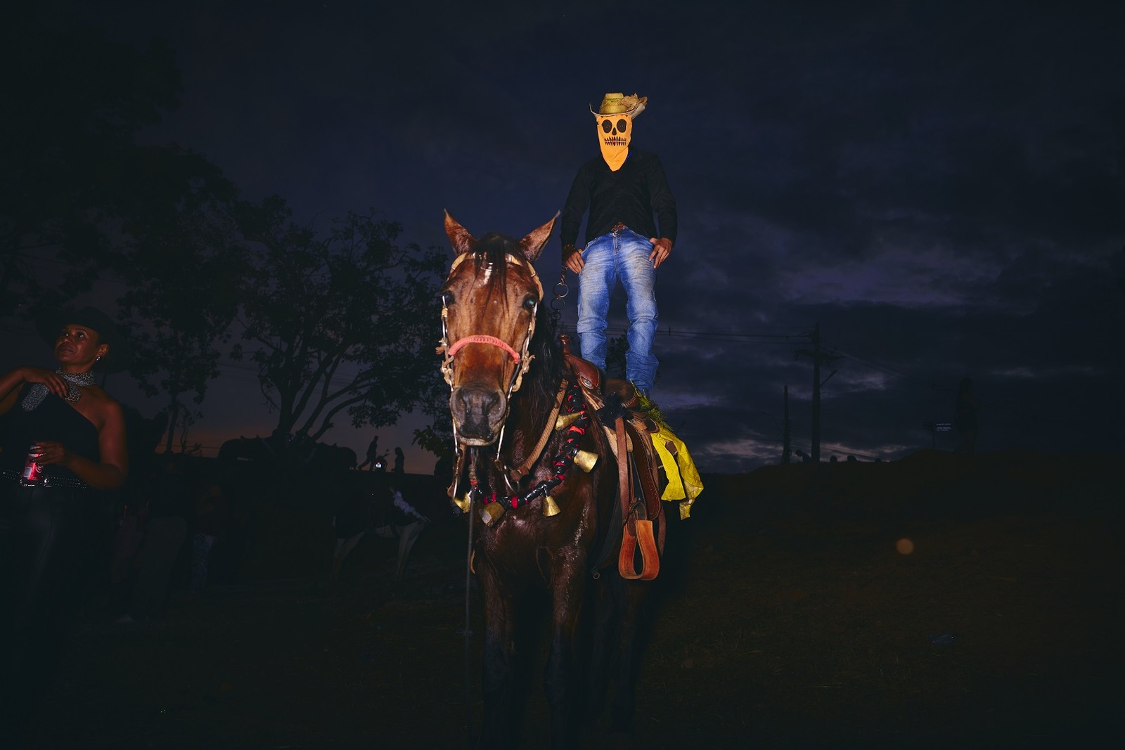 Fotos do ato 'Profano', na exposição 'Curucucu divino' — Foto: Divulgação/Fernando Young