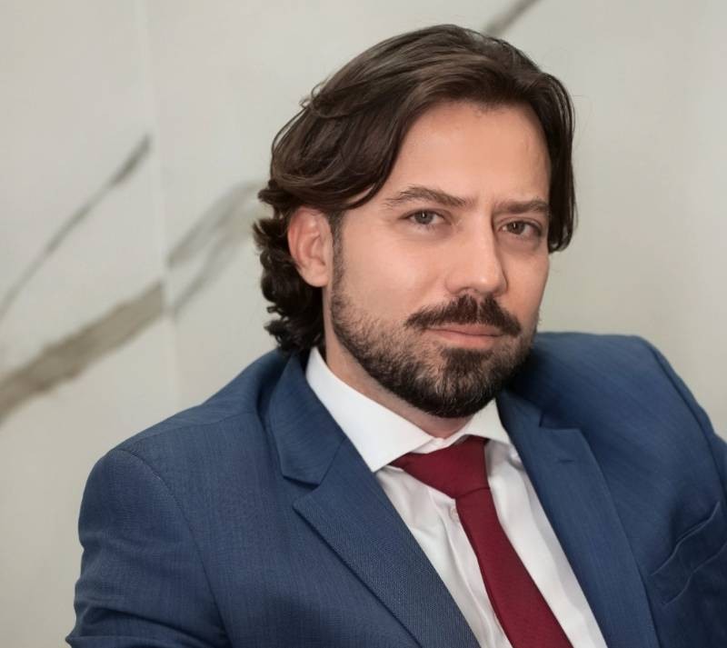 Dr. Clendes Pereira destaca o impacto invisível da maternidade e o aumento das cirurgias mamárias pós-gestação