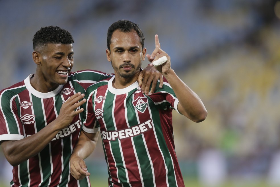 Lima comemora segundo gol do Fluminense no clássico — Foto: Marcelo Theobald