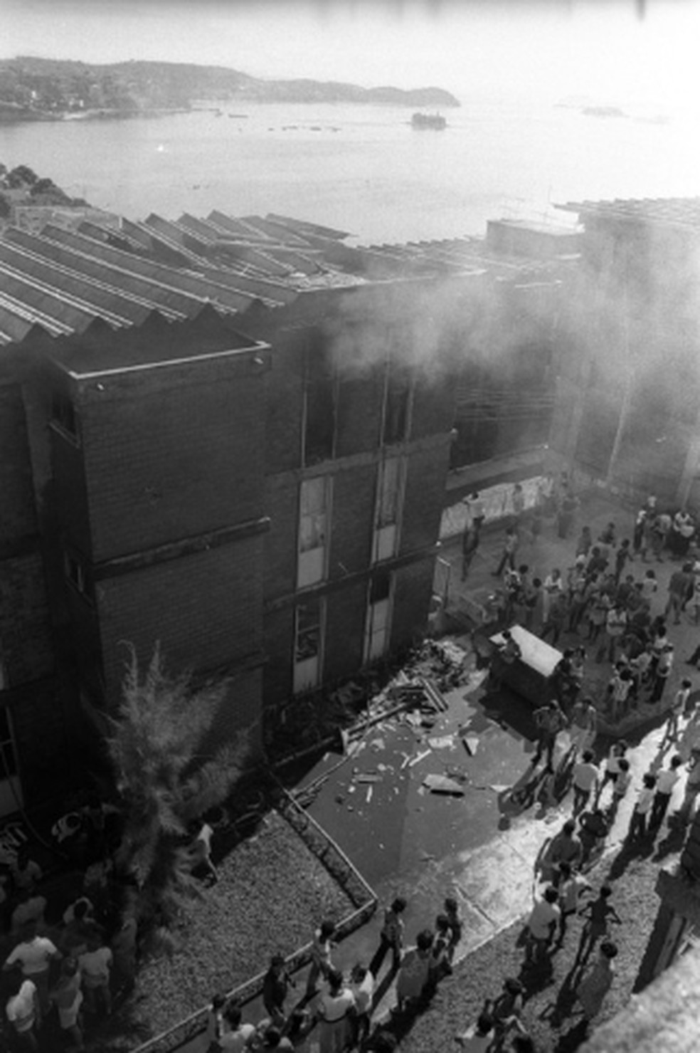 Smoke rising from the apartment where Ze Bigo was staying – Photo: Wilson Alves/Agência O GLOBO