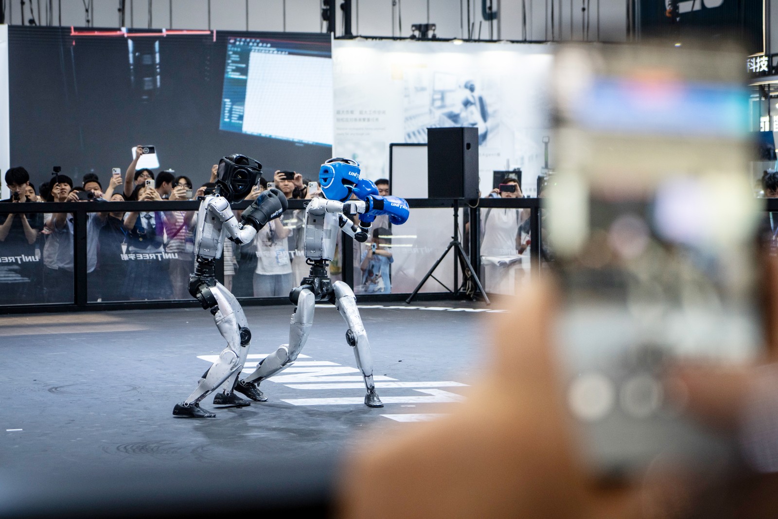 Robôs humanoides G1 da fabricante chinesa Unitree dançam, correm, pulam e até lutam boxe — Foto: Qilai Shen/Bloomberg