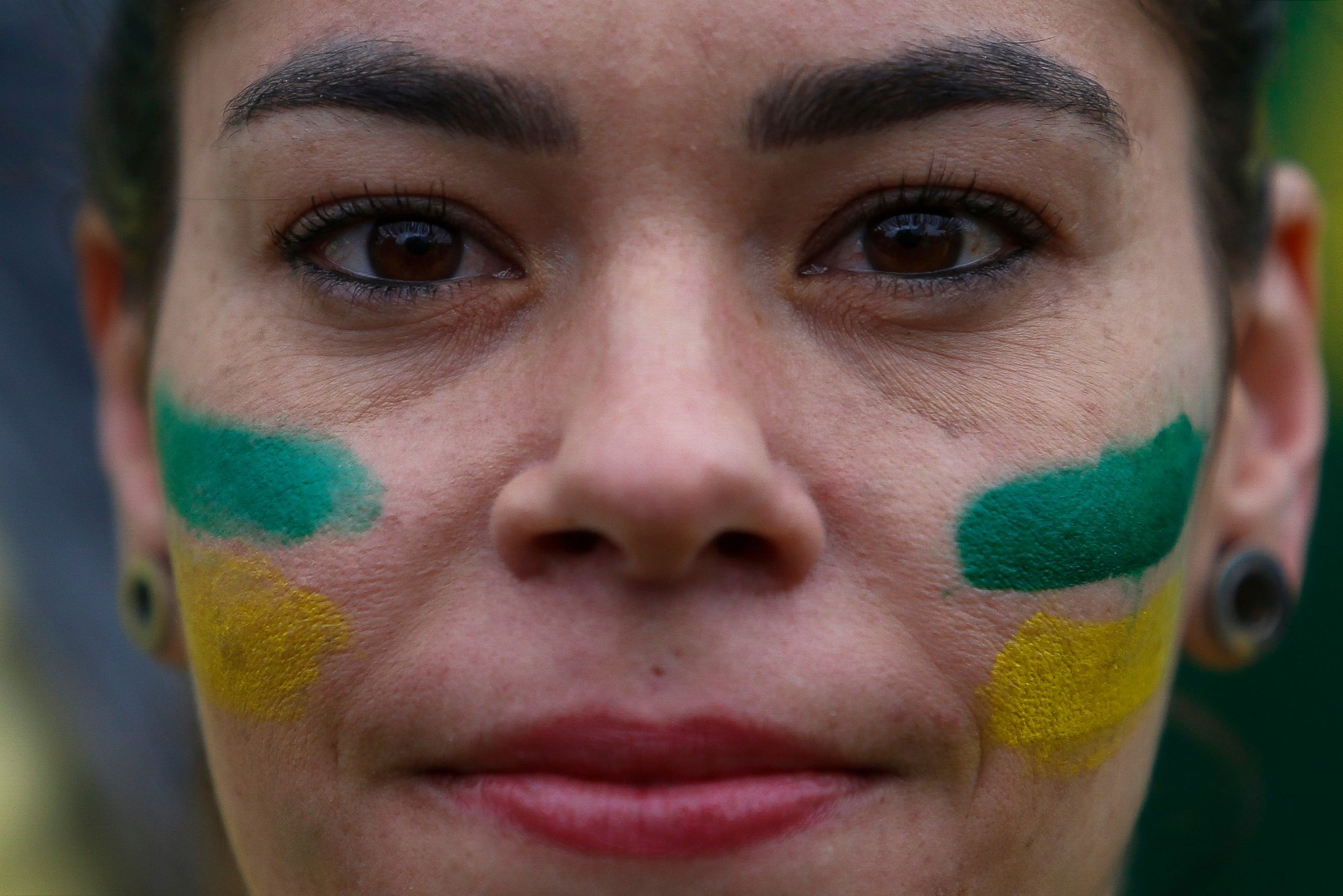 Milhares de bolsonaristas se reuniram nesta quarta-feira (2) em frente aos comandos do Exército nas principais cidades do Brasil para pedir uma intervenção militar diante da vitória de Lula nas urnas.  — Foto: Miguel SCHINCARIOL / AFP